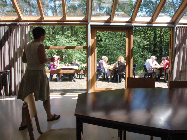 Vanuit de ruime erker bereik je het zonnig terras