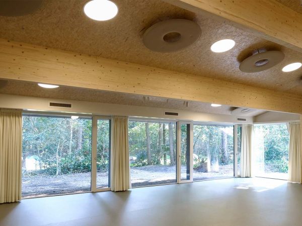 De buitenzaal heeft een oppervlakte van 180 m2