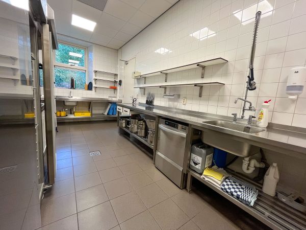 De volledig ingerichte keuken van Gebouw 1.