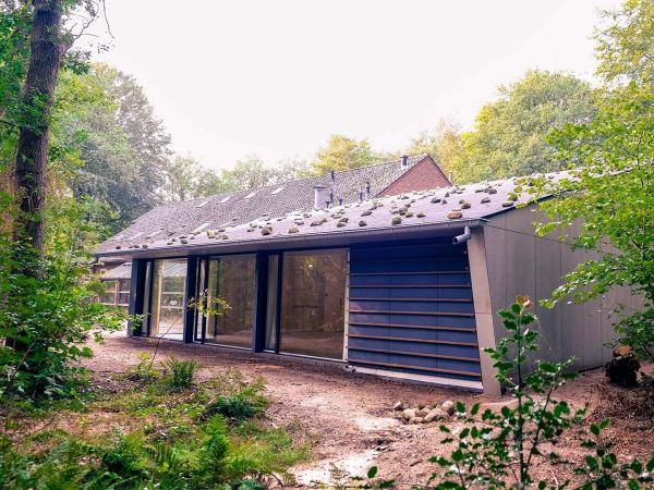 De buitenzaal heeft een enorme glazen wand waardoor je naar buiten kan kijken ... of naar binnen