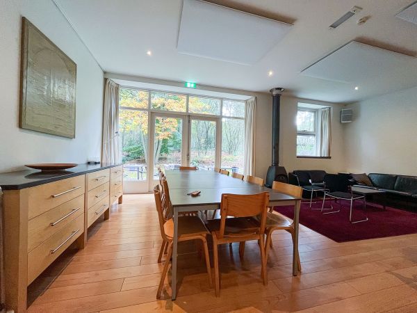 De eetzaal en zithoek met open haard.