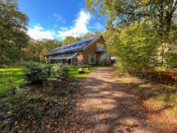 Gebouw 3 ligt diep verscholen in het bos.