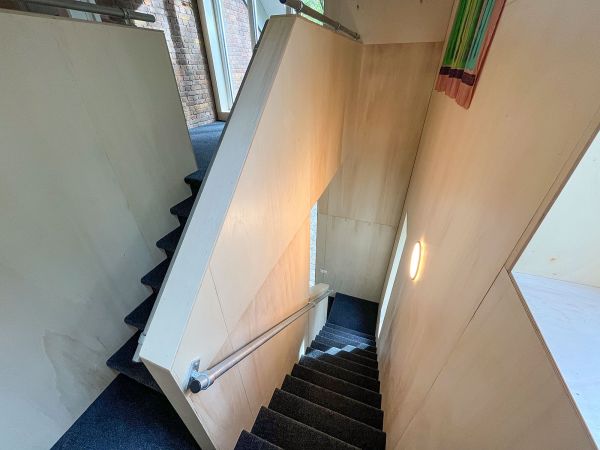 Het indrukwekkende trappenhuis van Gebouw 4.