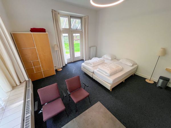 Het zeer ruime slaapvertrek voor een of twee begeleiders.