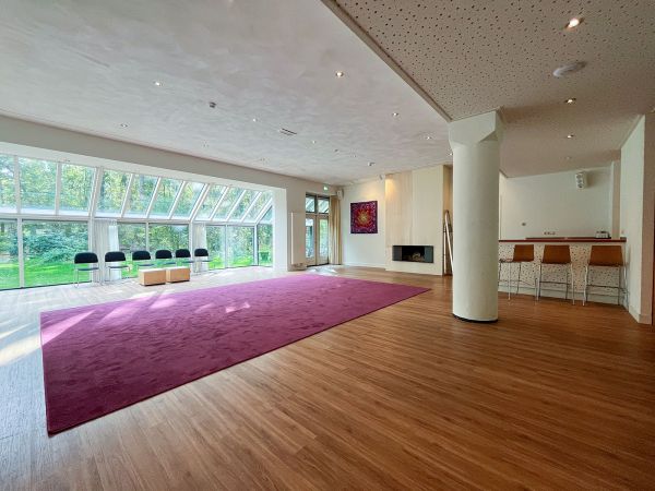 De grote zaal van Gebouw 3 met de glazen erker aan de tuinzijde.