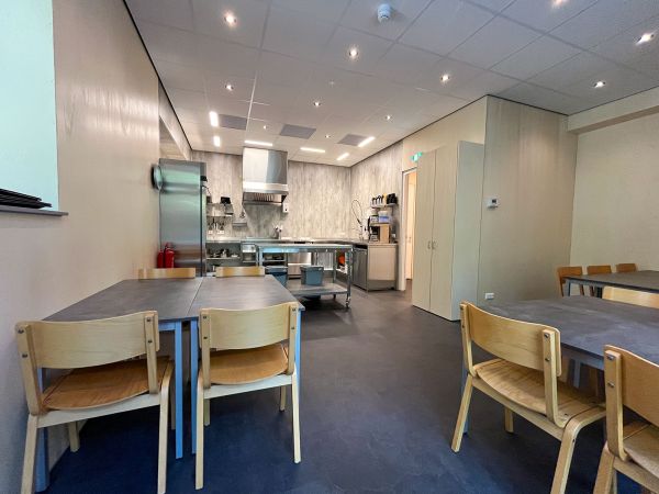 Koken en eten in een sfeervolle ruimte met schuifpuien naar het terras.