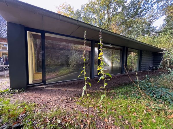 Een grote glazen wand over de hele breedte op het zuiden gericht.