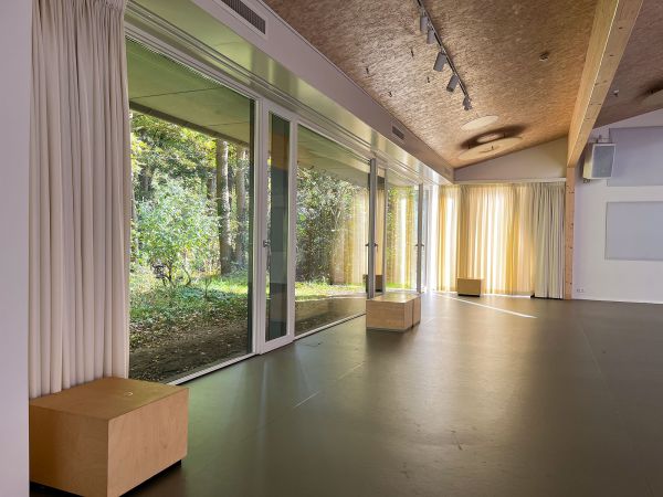 De Buitenzaal heeft grote raampartijen aan de zuidkant.