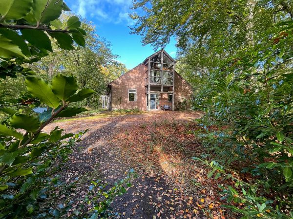 De entree van Gebouw 2 in een volle herfstzon.