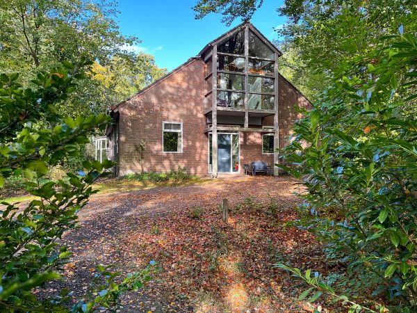 De prachtige entree en het trappenhuis met veel glas.