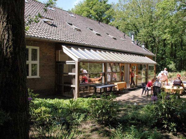 Het zonnige terras aan de zuidzijde van het gebouw