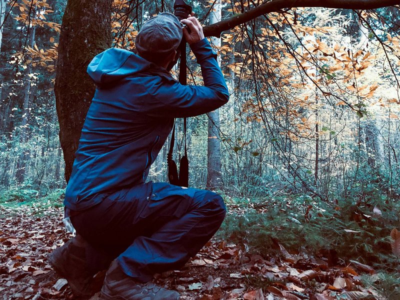Alwin schiet een foto in het bos.