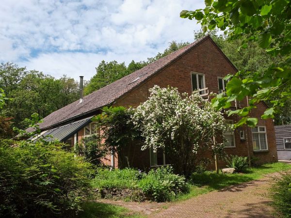 Gebouw 3 ligt het diepst verscholen in het bos