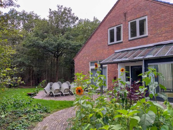 Het zonnige terras aan de zuidzijde van het Voorhuis