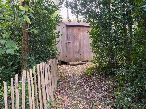 De sauna verscholen tussen de struiken bij het Voorhuis en Gebouw 1.
