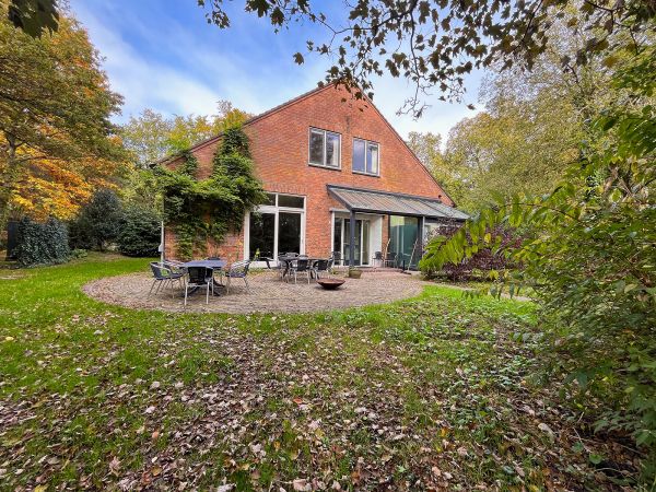 Het terras en de erker aan de voorkant van het Voorhuis.