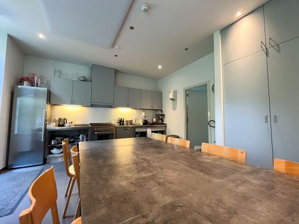 De kleine, maar volledig ingerichte keuken van het Voorhuis met eethoek.
