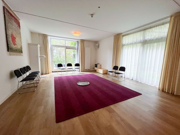 De intieme zaal met twee grote schuifpuien.