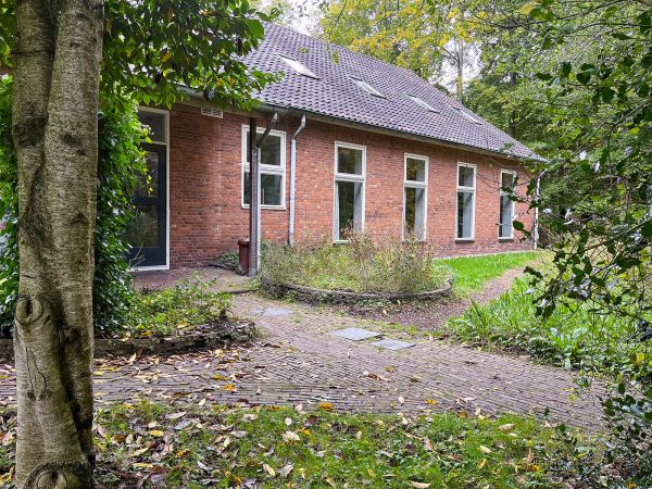 Gebouw 1 is sober van buiten, maar uitgesproken van binnen.
