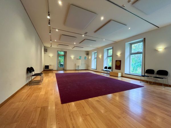 De zaal met akoestisch dempende panelen aan het plafond.