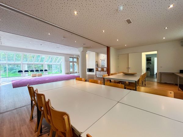 Het eetgedeelte is met grote schuifwanden van de zaal af te sluiten.