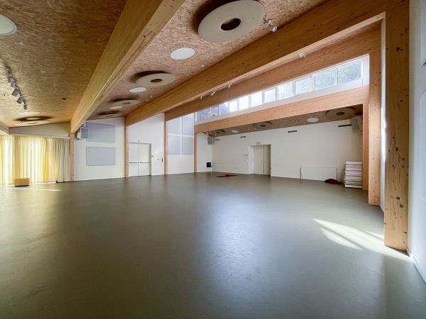 De zaal is groot, heel erg groot.