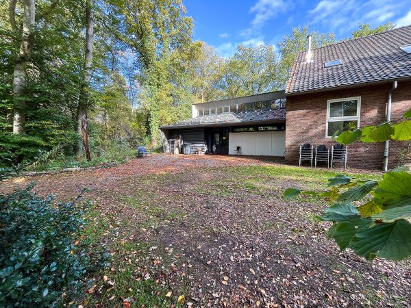 De ingang van de grote buitenzaal aan de oostkant van Gebouw 2.